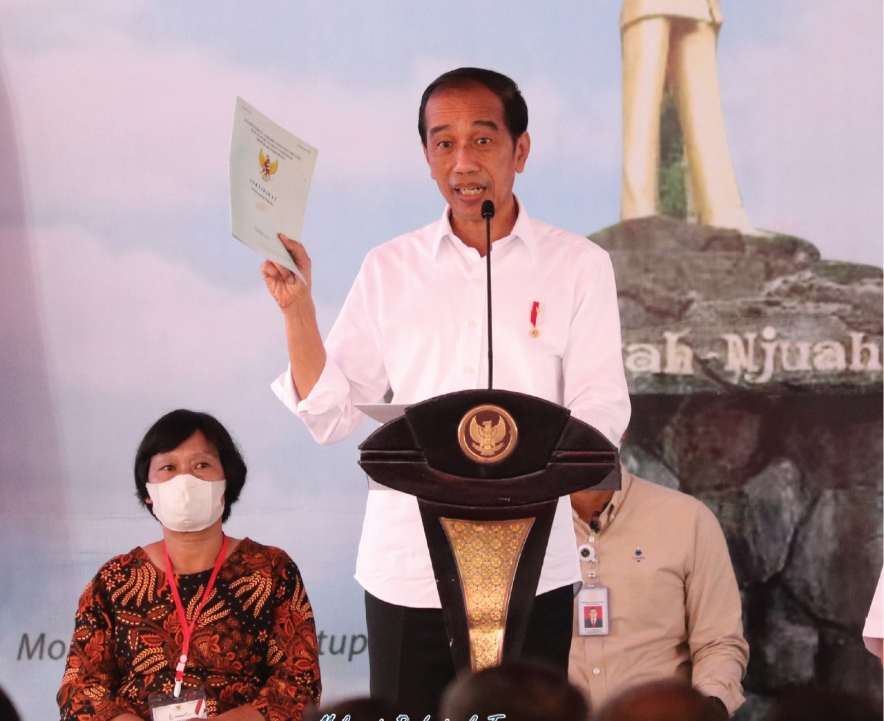 Presiden Jokowi Serahkan Sertifikat Tanah Kepada Masyarakat Kabupaten Dairi