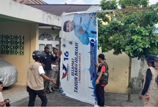 Tim Gabungan Turunkan Baliho Caleg Di Ternate Obsession News Berita Analisis Terpercaya 