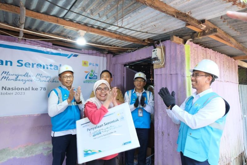 Sepanjang 2023 PLN Salurkan Listrik Gratis ke 17.098 Rumah Keluarga Prasejahtera