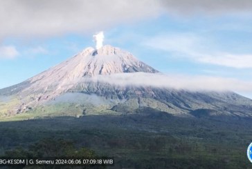 Gunung Semeru Alami 3 Kali Erupsi Disertai Abu Vulkanik Setinggi 800 Meter