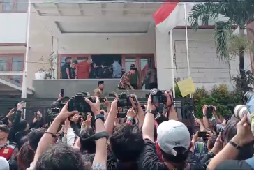 Presiden Jokowi Bersama Gibran Takziah ke Rumah Duka Hamzah Haz