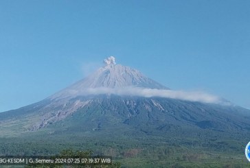 Gunung Semeru Kembali Erupsi, Abu Vulkanik Terlihat Setinggi 900 Meter