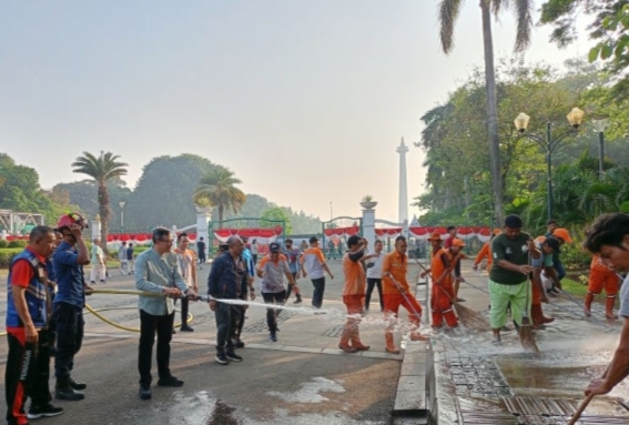 500 Personel Gabungan Pemkot Jakpus Bersihkan Kawasan Monas Jelang HUT ke-79 RI