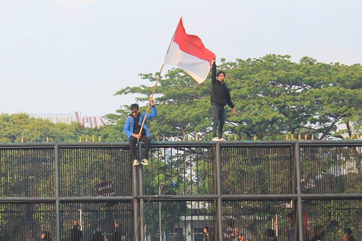 FOTO Ribuan Massa Unjuk Rasa Tolak Revisi UU Pilkada di Gedung DPR