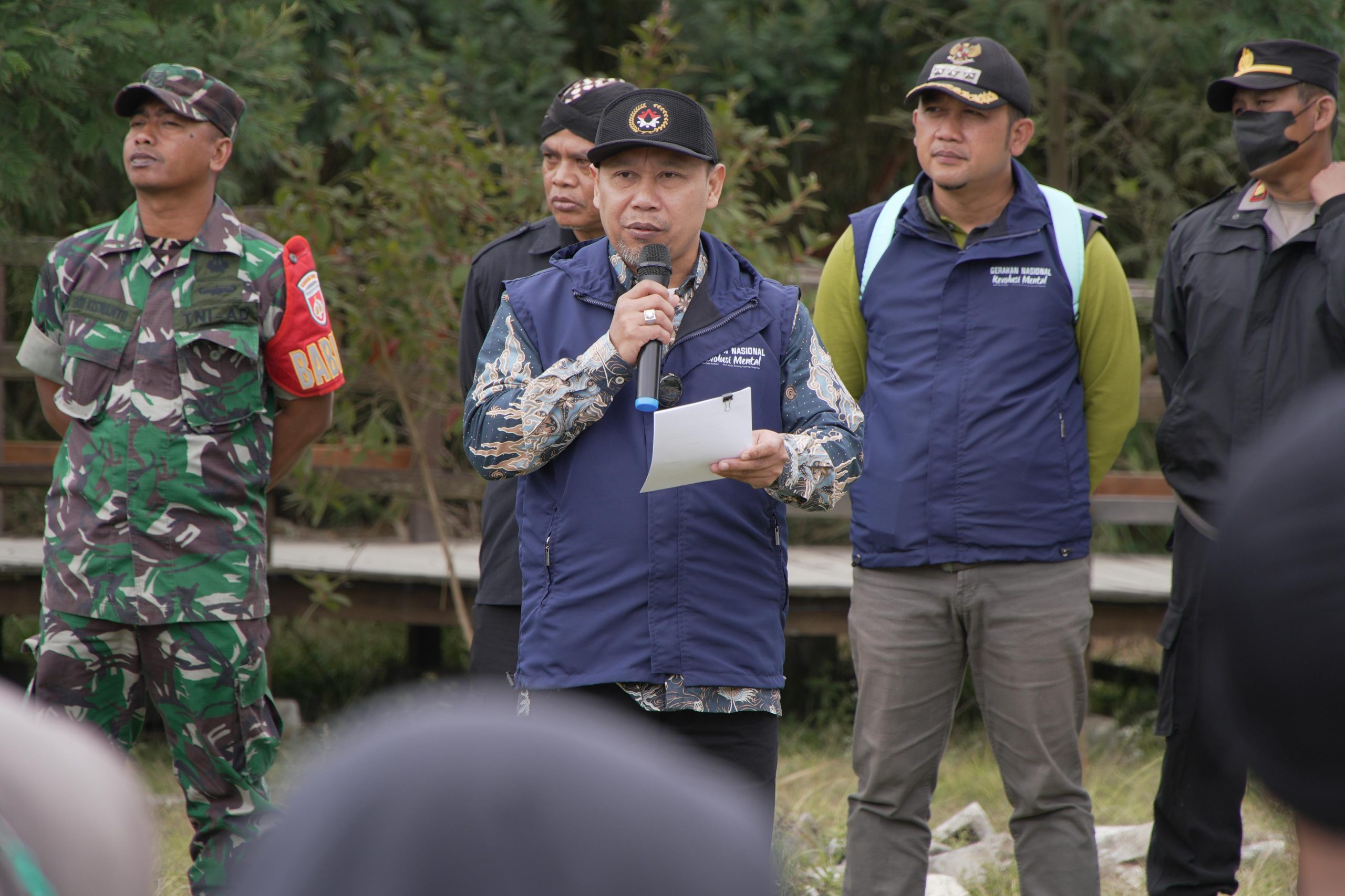 Kemenko PMK dan Relawan Lanjutkan Aksi Bersih di Kawah Sikidang dan Candi Arjuno