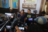 Deolipa Yumara Dampingi Jurnalis Jalani Pemeriksaan di Polres Metro Jakarta Selatan