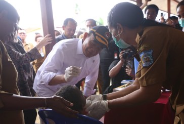 Menko Muhadjir Tinjau Pelaksanaan PIN Polio 2024 di Sorong