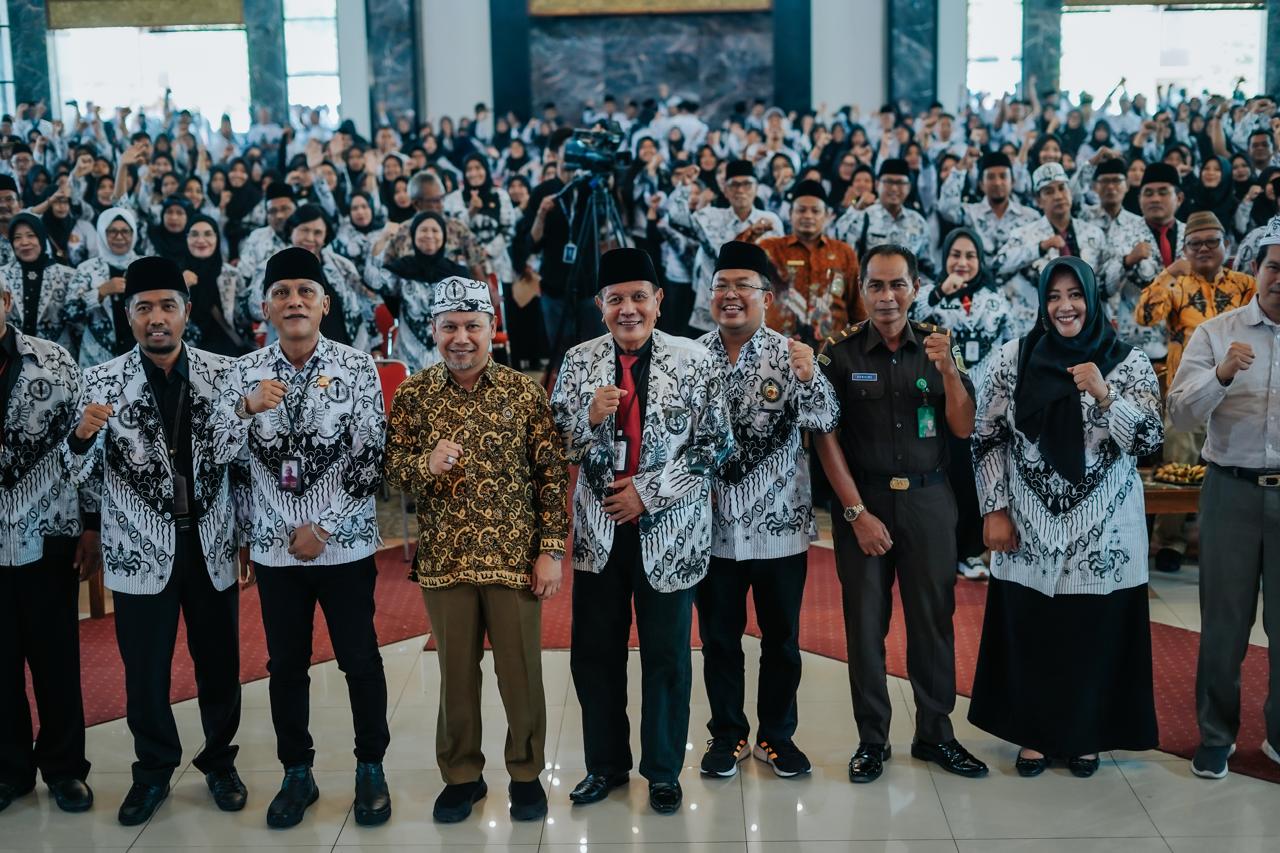 Kemenko PMK Sampaikan Apresiasi Kegiatan Hari Guru Nasional di Bangkalan